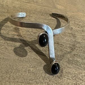 925 Sterling silver and onyx MEXICO very unusual cuff bracelet 32.5g